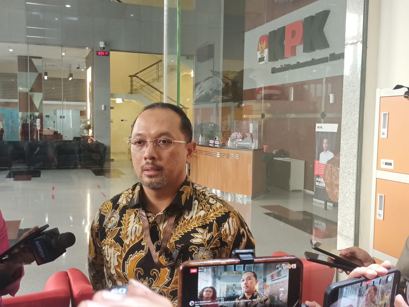 KPK Geledah Rumah Herman Hery di Depok 1