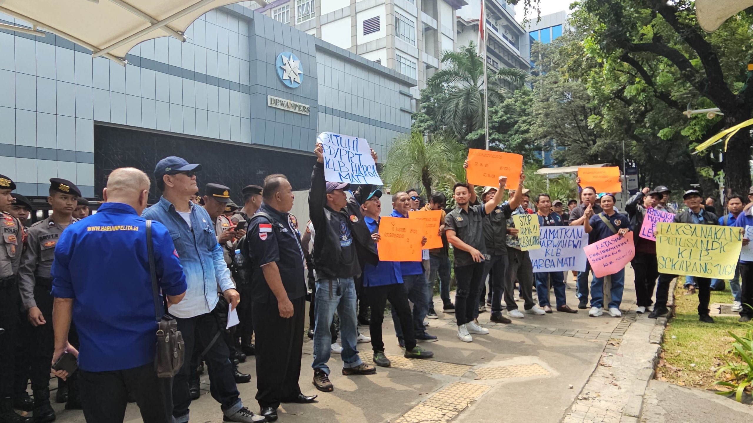 Desak KLB Digelar, Puluhan Anggota PWI Unjuk Rasa 1