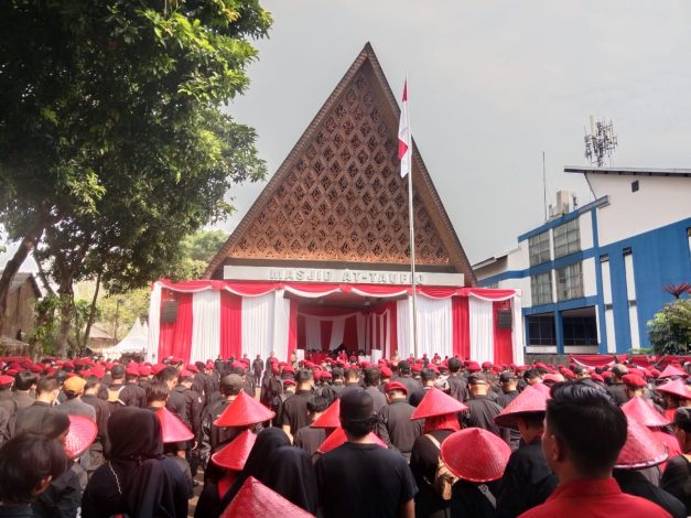 Megawati Pimpin Upacara Peringatan HUT Ke-79 RI di Lenteng Agung 1 Megawati Pimpin Upacara Peringatan HUT Ke-79 RI di Lenteng Agung 2