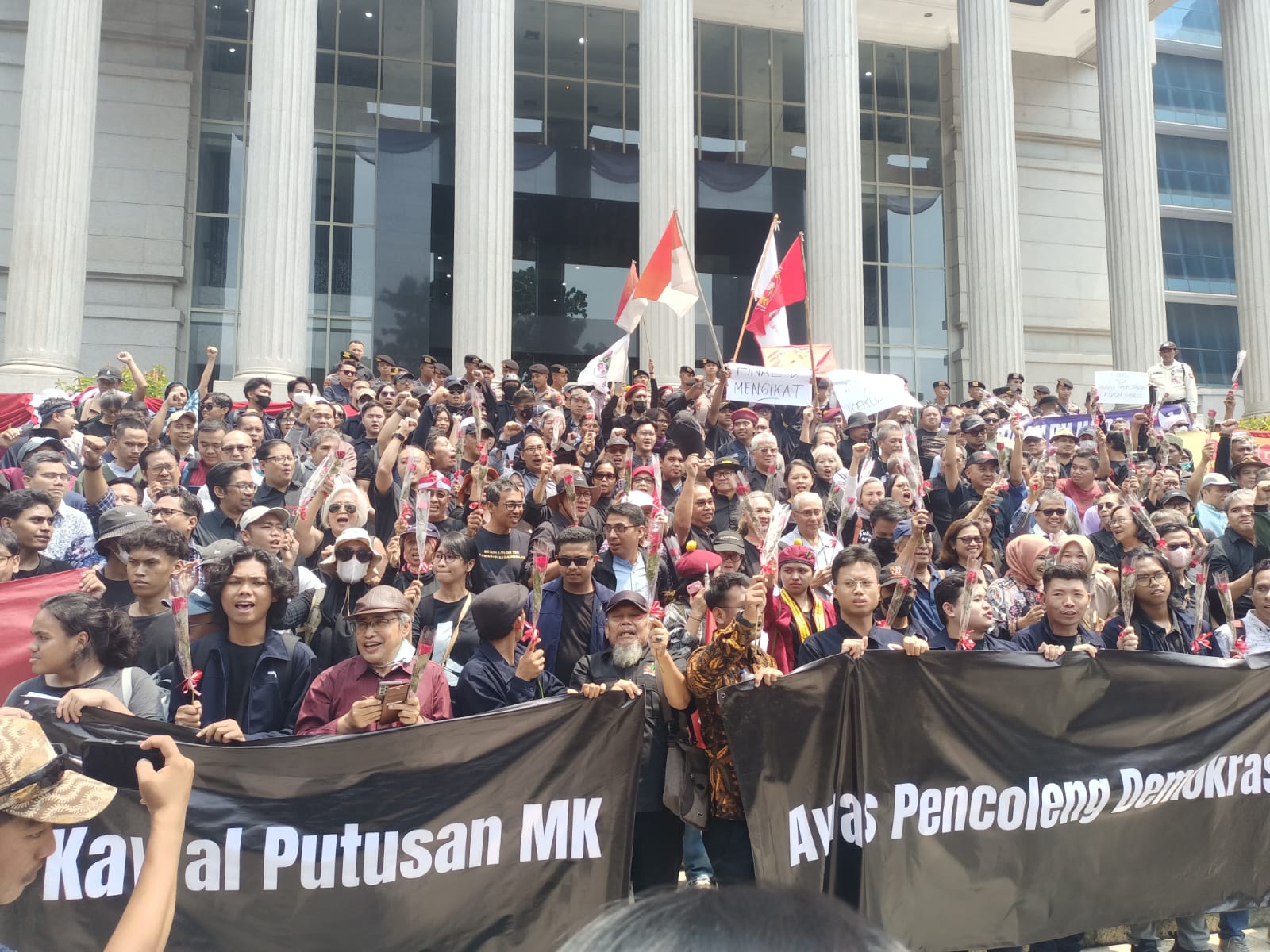 Kawal Putusan MK, Massa: Demokrasi Dibegal 1