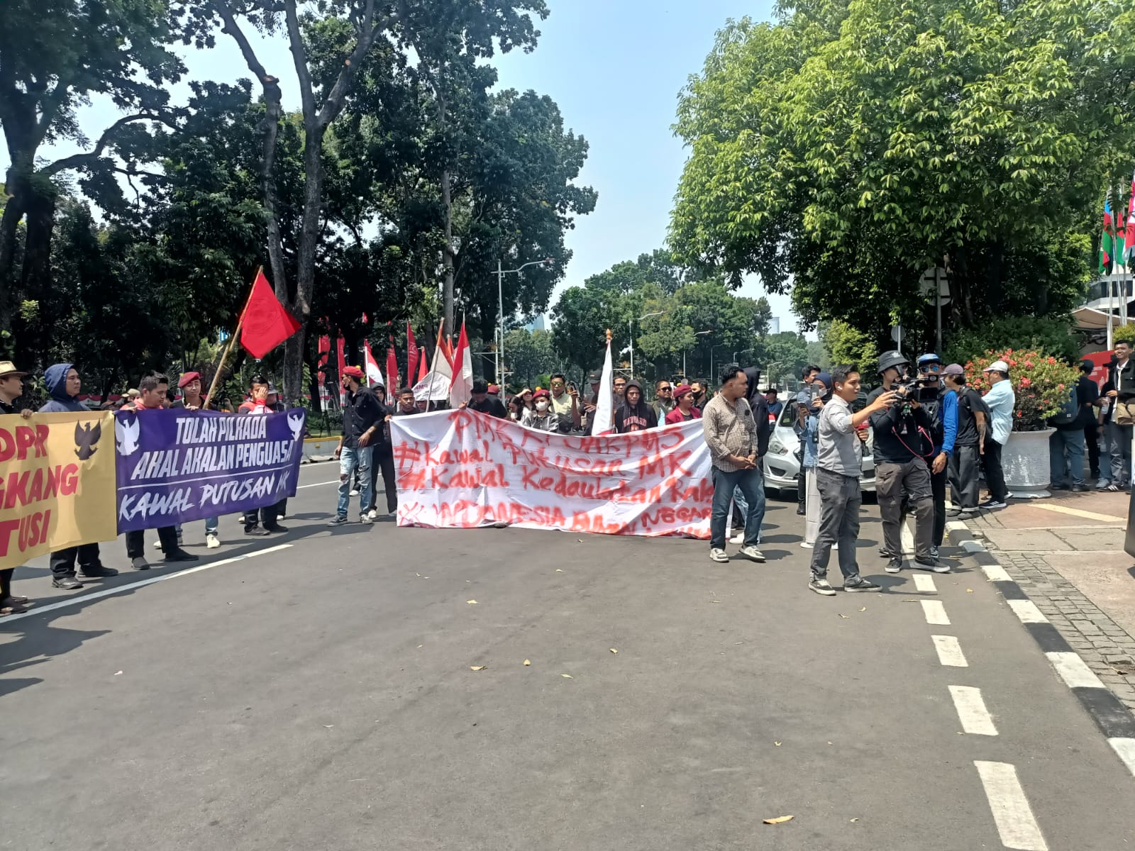 Massa Aksi di MK: Selamatkan Konstitusi dan Demokrasi 1