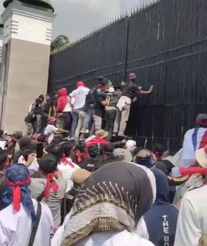 Panja Baleg Temui Pendemo, Politisi Gerindra Dilempar Botol 1