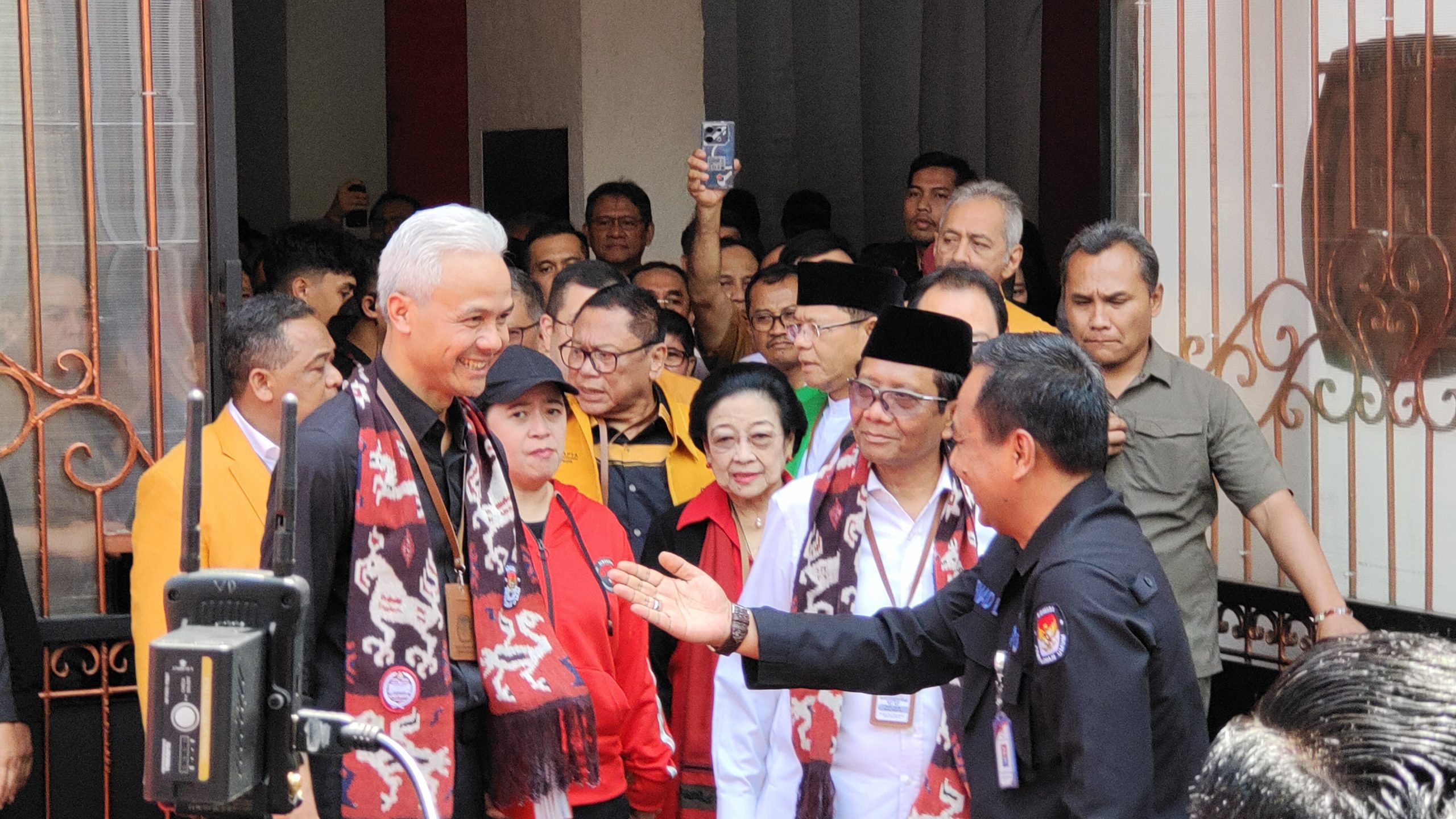Ganjar Dan Mahfud MD Kenakan Kain Tenun 1