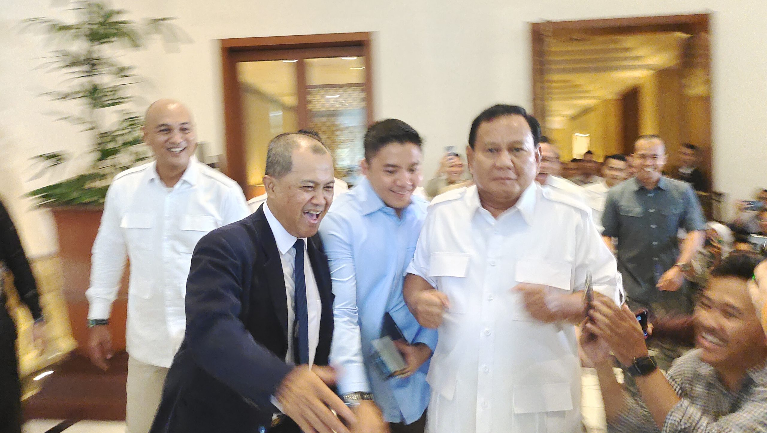 Prabowo Bercanda Di Depan Pers 1