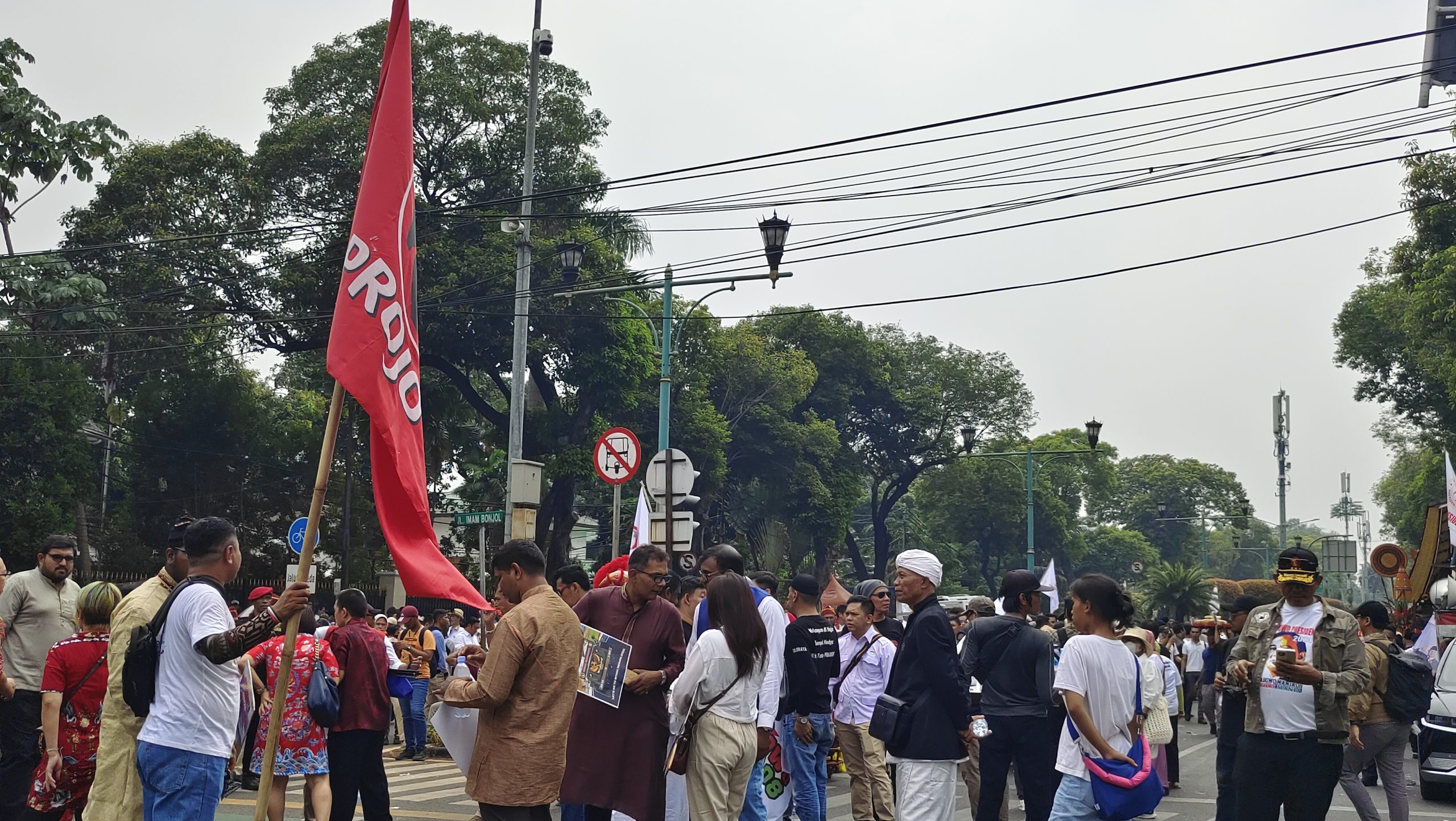 Massa Pendukung Prabowo - Gibran Di KPU 1