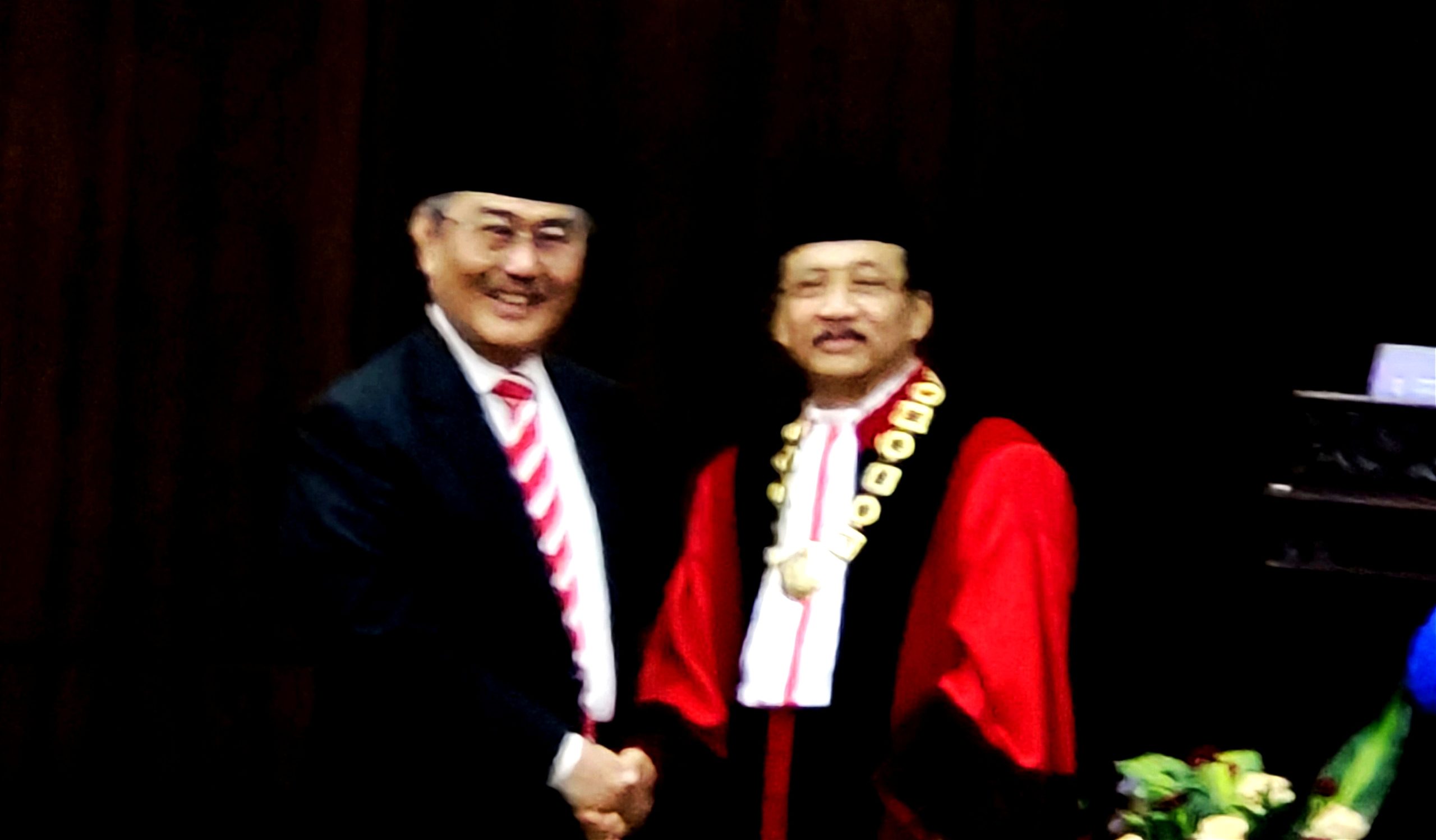 Ketua MKMK Memberi Selamat Kepada Ketua MK Suhartoyo 1
