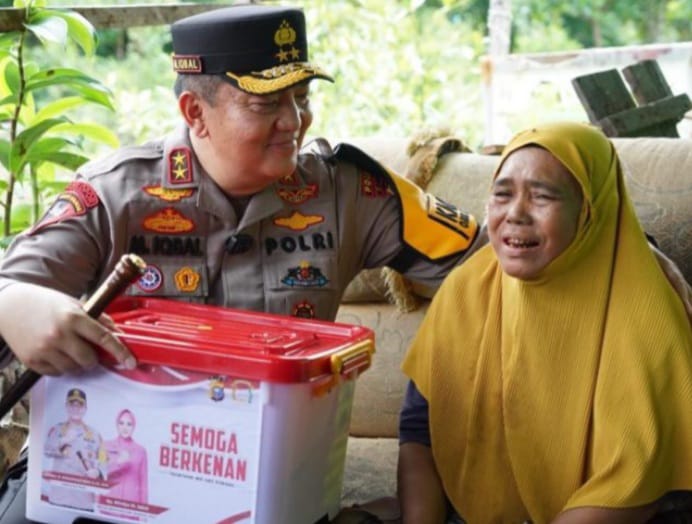 Kapolda Riau Sambangi Nenek yang Sakit Menahun 1