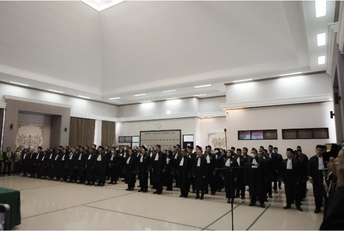 Ketua Pengadilan Tinggi Surabaya Ambil Sumpah 102 Calon Advokat dari KAI 11