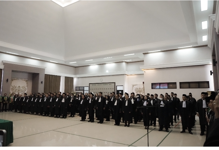 Ketua Pengadilan Tinggi Surabaya Ambil Sumpah 102 Calon Advokat dari KAI 1