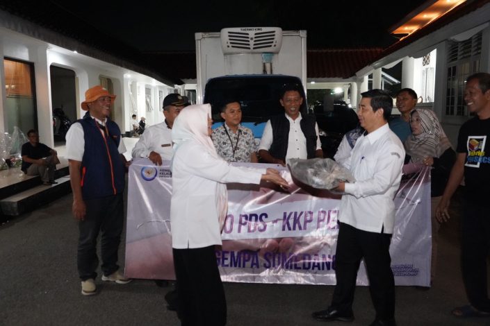 KKP Bantu 1,6 Ton Ikan untuk Korban Gempa Sumedang 8