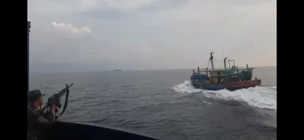 KKP Tangkap Kapal Illegal Fishing Asal Malaysia di Selat Malaka (1) KKP Tangkap Kapal Illegal Fishing Asal Malaysia di Selat Malaka 1