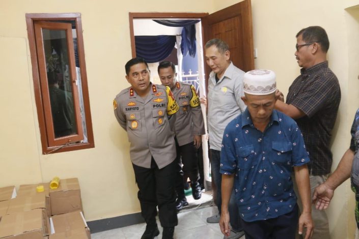 Program Bedah Rumah Presisi, Kapolda Metro Serahkan Kunci Rumah 10