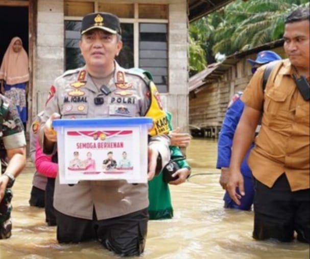 Kapolda Riau Sambangi Korban Banjir di Rokan Hulu 1