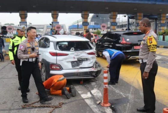 Truk Hantam 7 Mobil di Gerbang Tol Halim 2