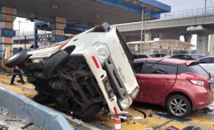 Truk Hantam 7 Mobil di Gerbang Tol Halim 9