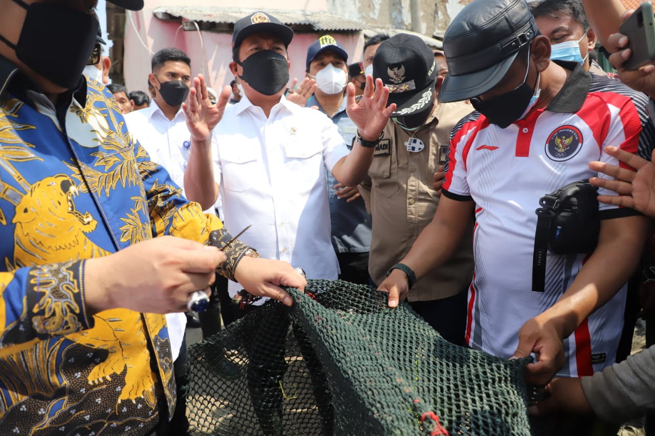 Menteri Trenggono Pastikan Laut Indonesia Bebas Cantrang 1