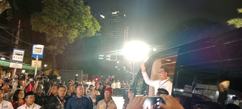 Capres Prabowo Subianto dan Anies Baswedan Tiba di KPU 8
