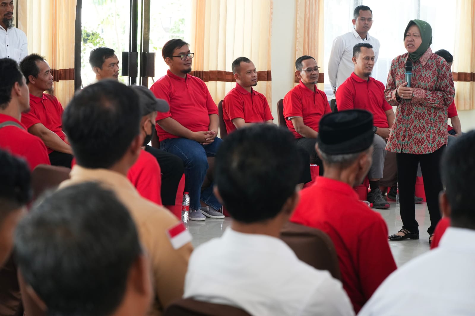 Sosok Keibuan Risma Pahami Kondisi Mantan Napi Teroris 1