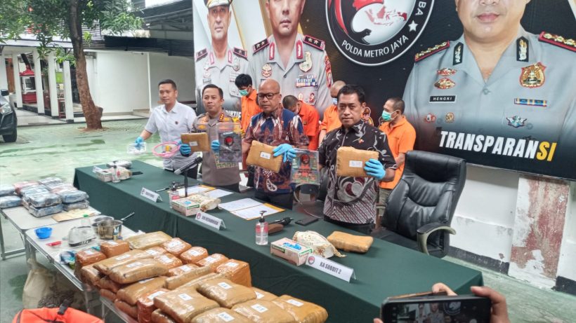 Modus Kirim Makanan, 66,9 Kilogram Ganja Disita Polisi 13