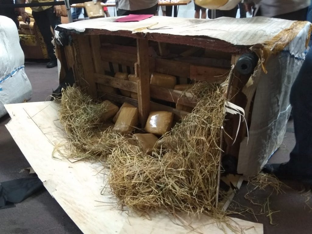 Paket ganja dalam cargo. (Odorikus Hulang)