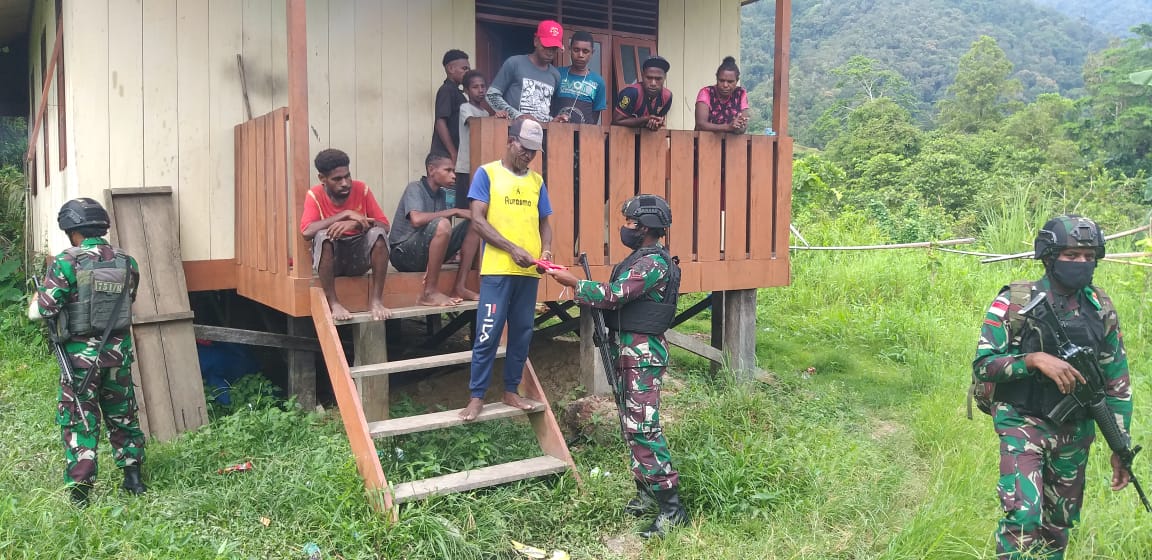 Patroli Simpatik di Kampung Dabra, Satgas TNI Yonif 751 Bagikan Bendera Merah Putih 1