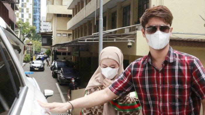 Rizky-Billar-dan-Lesti-Kejora-di-Bareskrim-Mabes-Polri-pada-Selasa-2232022 Rizky Billar Akhirnya Jadi Tersangka 1