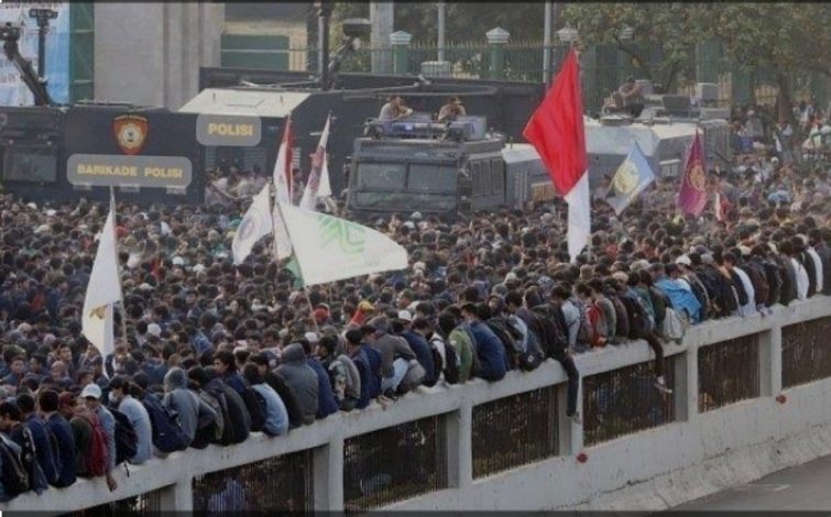 Aksi Massa di DPR, Polisi Alihkan Lalu Lintas 8