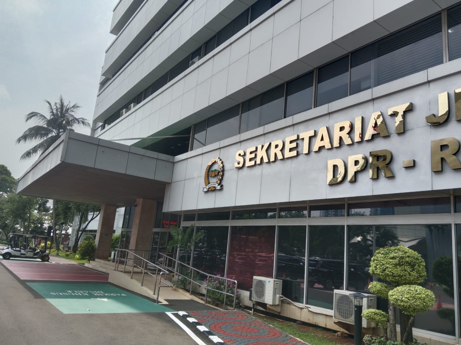 Pasca Digeledah KPK, Sekjen DPR RI Belum Masuk Kantor 1