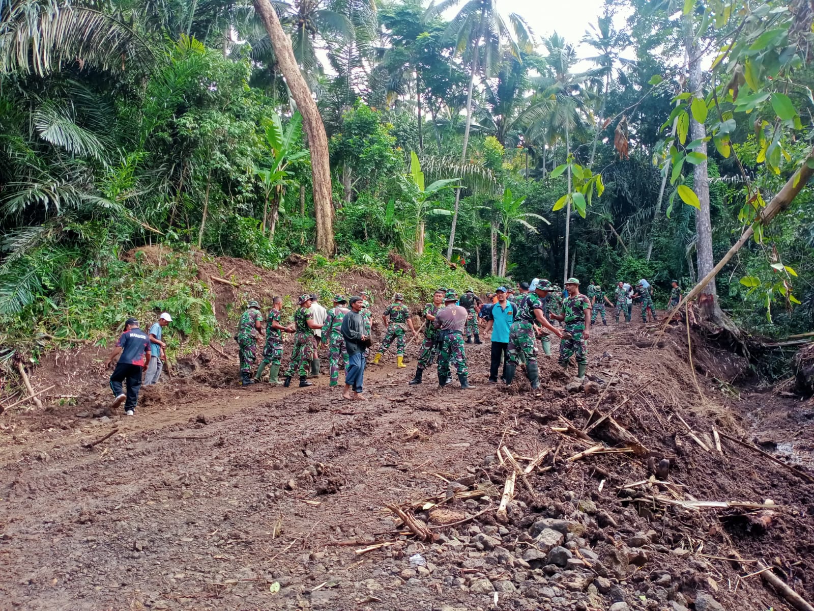 Meski Cuaca Tidak Menentu, Kegiatan TMMD Kodim 1623/Karangasem Tetap Semangat 1