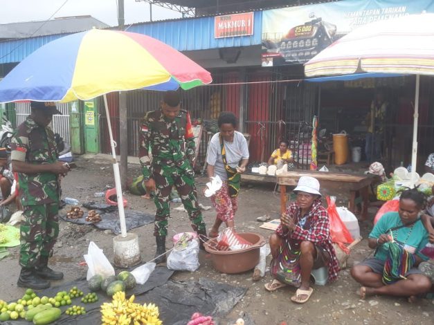 Babinsa Timika Komunikasi dengan Pedagang Tradisional 10