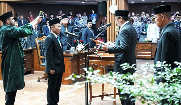 Ketua DPRD Kota Bandung Lantik Anggota Baru