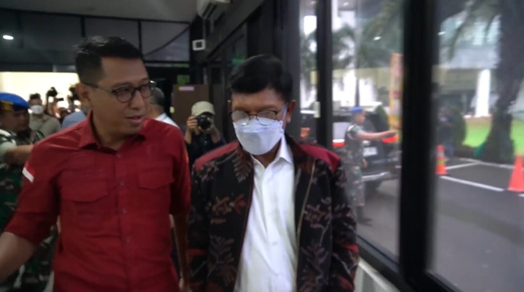 Menkominfo Dipanggil, Diperiksa dan Melenggang Pergi 1