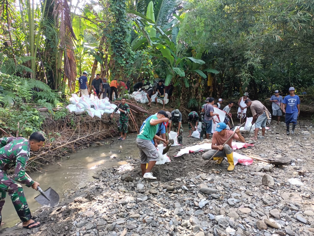 Cegah Banjir, Satgas Yonarmed 1 Kostrad Bantu Warga Dirikan Tanggul 1