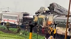 breaking-news-kereta-bandung-raya-tabrakan-dengan-ka-turangga-WJTgG7hz7j.jpeg Dua Kereta Tabrakan, Masinis Terjepit 13