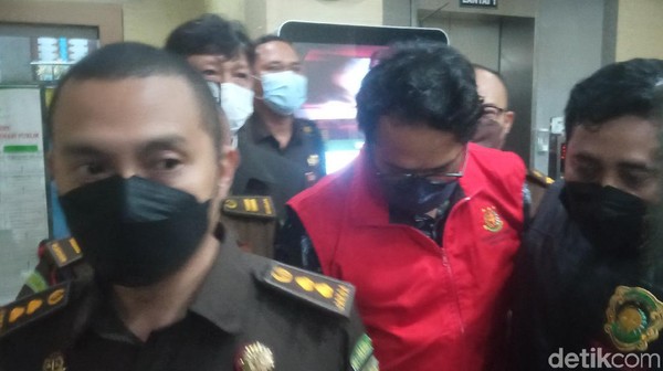 eks-pejabat-pt-pos-finansial-ditetapkan-tersangka-dan-ditahan_169 Kejati Jabar Tahan Tersangka Korupsi Pos Finansial 10