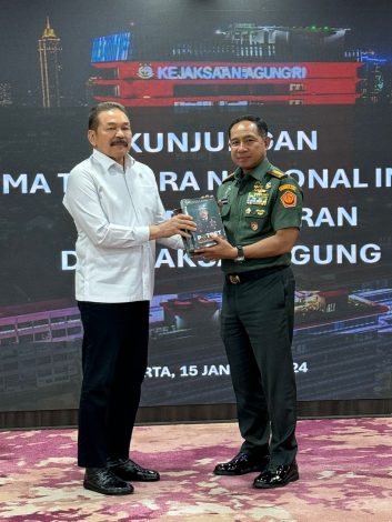 Silaturahmi dengan Jaksa Agung, Panglima TNI: Kejaksaan Memiliki Kewenangan Mutlak dalam Penuntutan 56