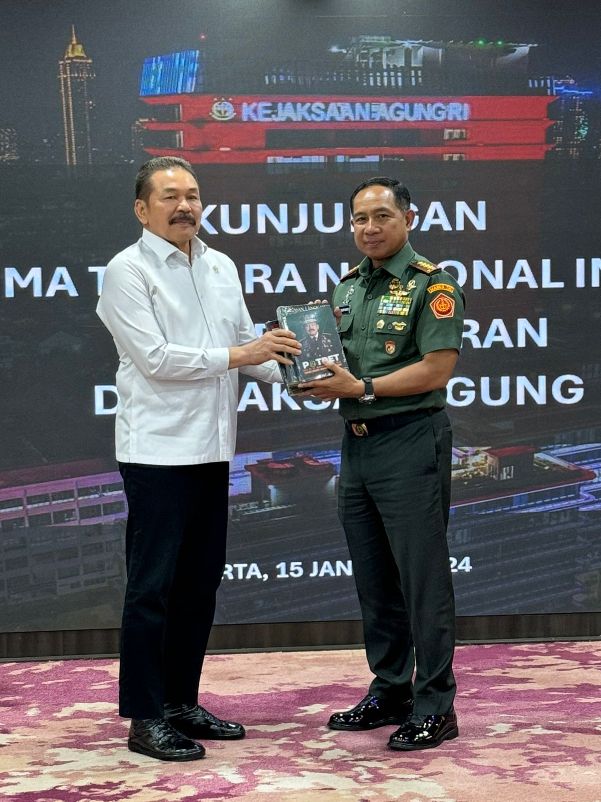 Silaturahmi dengan Jaksa Agung, Panglima TNI: Kejaksaan Memiliki Kewenangan Mutlak dalam Penuntutan 1
