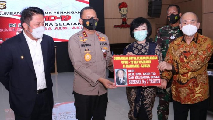 keluarga-pengusaha-asal-aceh-akidi-tio-memberi-dana-hibah-rp-2-triliun-untuk-penanganan-covid-19-di-sumsel-dok-istimewa_169.jpeg Kapolda Sumsel Irjen Eko Dimutasi Jadi Koorsahli Kapolri 11
